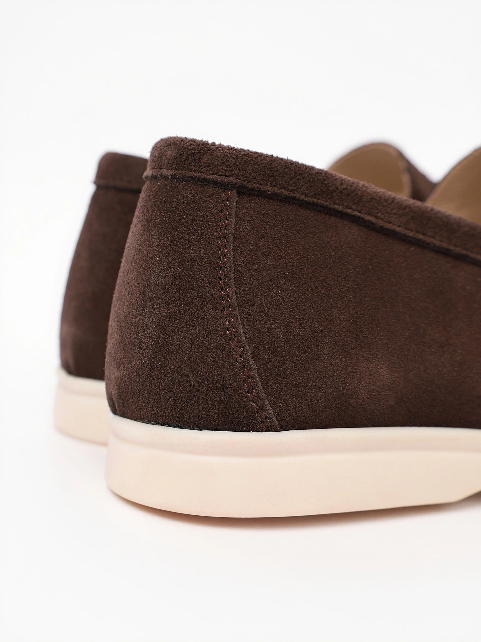 Туфли-лоферы темно-коричневого цвета на низкой подошве